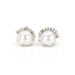 Pair of stud earrings with mabé pearl setting