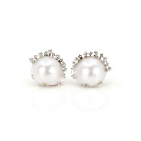 Pair of stud earrings with mabé pearl setting - photo 1