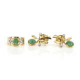 Set of ear studs and ring with emerald setting - photo 1