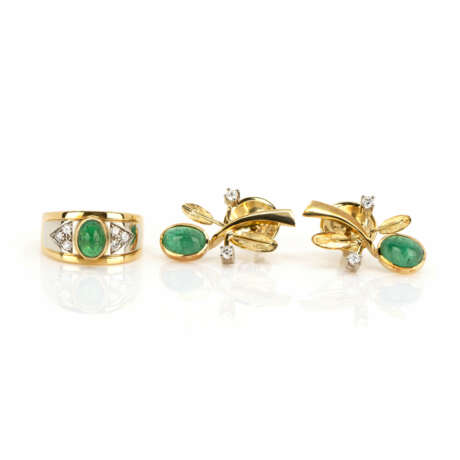 Set of ear studs and ring with emerald setting - фото 1