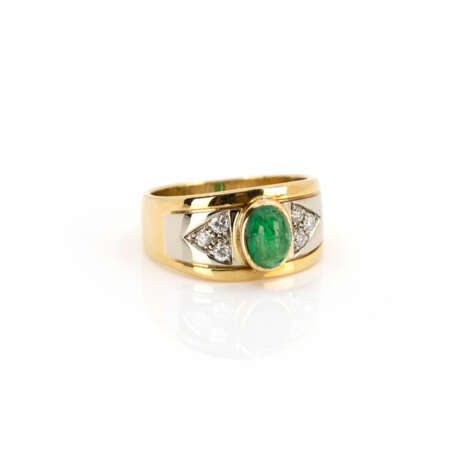 Set of ear studs and ring with emerald setting - фото 3
