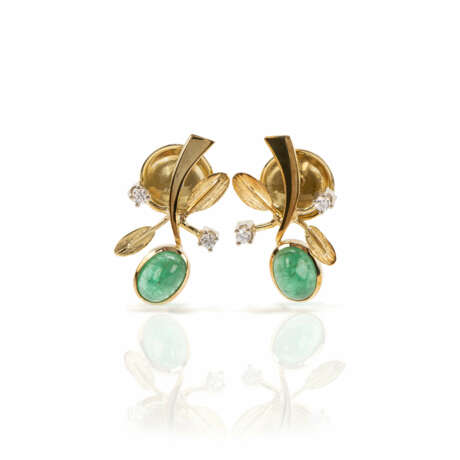 Set of ear studs and ring with emerald setting - фото 7
