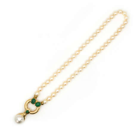 Pearl necklace with emerald setting - photo 1