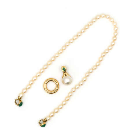 Pearl necklace with emerald setting - photo 2