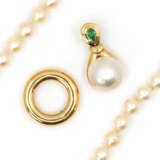 Pearl necklace with emerald setting - photo 3