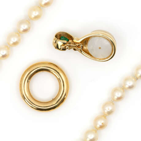 Pearl necklace with emerald setting - photo 4