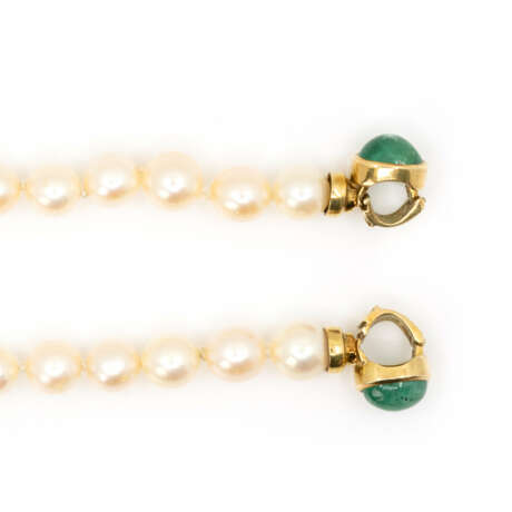 Pearl necklace with emerald setting - photo 6