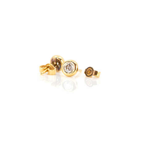 Pair of stud earrings set with diamonds - фото 3