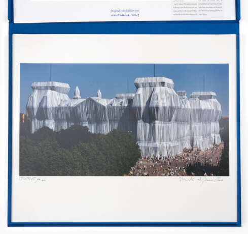 Wolfgang Volz and Christo & Jeanne-Claude (1948 Tuttlingen and 1935 Gabrowo - 2020 New&nbsp;York and 1935 Casablanca - 2009 New York) (F) 'Wrapped Reichstag Berlin 1971-1995 - Portfolio II', 6-part portfolio, in a blue box, 6 C-prints on strong p - фото 3