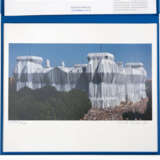 Wolfgang Volz and Christo & Jeanne-Claude (1948 Tuttlingen and 1935 Gabrowo - 2020 New&nbsp;York and 1935 Casablanca - 2009 New York) (F) 'Wrapped Reichstag Berlin 1971-1995 - Portfolio II', 6-part portfolio, in a blue box, 6 C-prints on strong p - фото 3