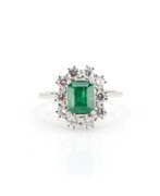 Übersicht. Entouragering mit Smaragd-Diamantbesatz<br>Entourage ring with emerald diamond setting
