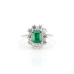 Entouragering mit Smaragd-Diamantbesatz<br>Entourage ring with emerald diamond setting