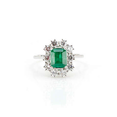 Entouragering mit Smaragd-Diamantbesatz<br>Entourage ring with emerald diamond setting - фото 1