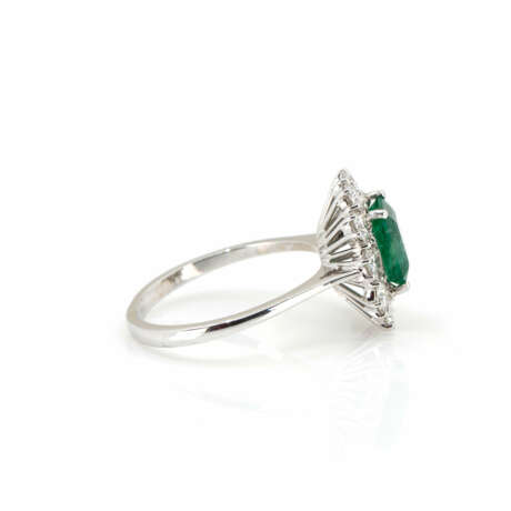 Entouragering mit Smaragd-Diamantbesatz<br>Entourage ring with emerald diamond setting - фото 2