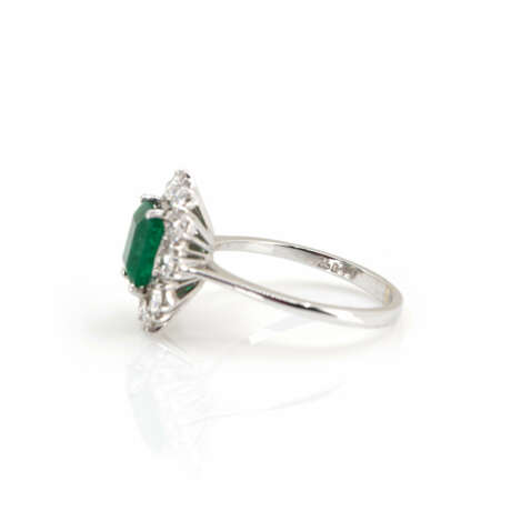 Entouragering mit Smaragd-Diamantbesatz<br>Entourage ring with emerald diamond setting - фото 4