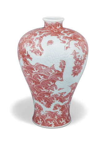 A FINE AND VERY RARE CARVED COPPER-RED-DECORATED ‘DRAGON’ MEIPING - Foto 2