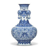 A FINE AND EXTREMELY RARE BLUE AND WHITE ‘ELEPHANT HANDLE’ VASE - фото 1