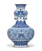 Catalogue des produits. A FINE AND EXTREMELY RARE BLUE AND WHITE ‘ELEPHANT HANDLE’ VASE