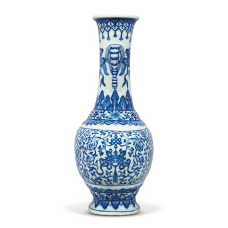 A FINE AND EXTREMELY RARE BLUE AND WHITE ‘ELEPHANT HANDLE’ VASE - фото 2