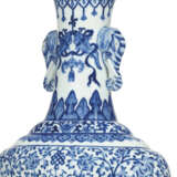 A FINE AND EXTREMELY RARE BLUE AND WHITE ‘ELEPHANT HANDLE’ VASE - Foto 6