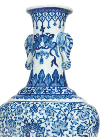 A FINE AND EXTREMELY RARE BLUE AND WHITE ‘ELEPHANT HANDLE’ VASE - фото 6