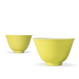 A FINE PAIR OF LEMON YELLOW-ENAMELLED TEA BOWLS - photo 3