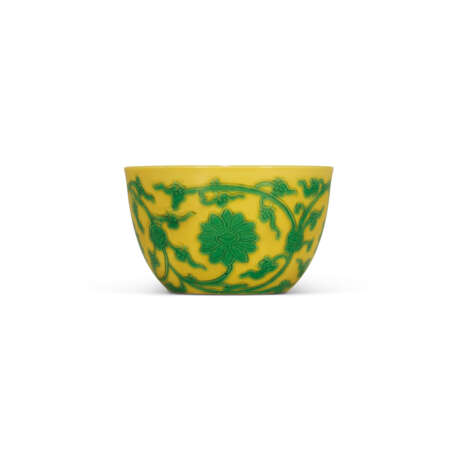 A FINE AND EXTREMELY RARE CARVED YELLOW-GROUND GREEN-ENAMELLED ‘LOTUS’ WINE CUP - фото 2