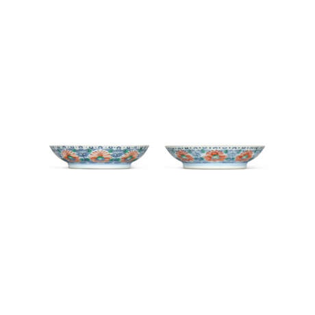 A FINE PAIR OF SMALL WUCAI ‘FLOWER’ DISHES - photo 4