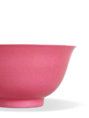 A FINE AND RARE PINK-ENAMELLED TEA BOWL - фото 3