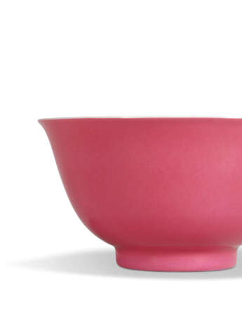 A FINE AND RARE PINK-ENAMELLED TEA BOWL - фото 4