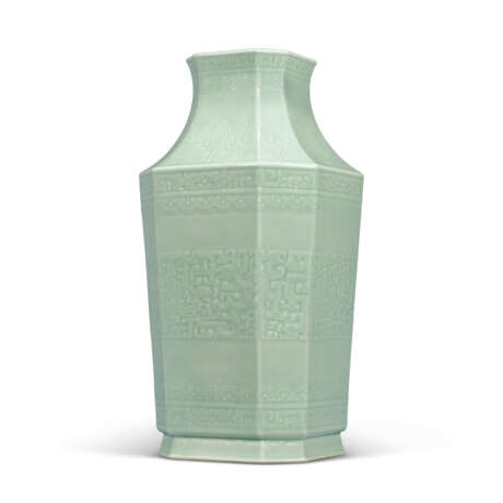 A FINE AND RARE MOULDED CELADON-GLAZED ‘DRAGON AND PHOENIX’ OCTAGONAL VASE - Foto 1