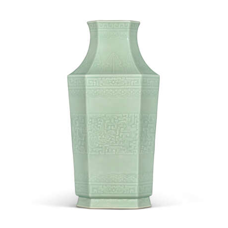 A FINE AND RARE MOULDED CELADON-GLAZED ‘DRAGON AND PHOENIX’ OCTAGONAL VASE - Foto 2