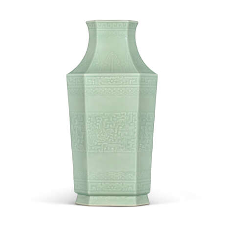 A FINE AND RARE MOULDED CELADON-GLAZED ‘DRAGON AND PHOENIX’ OCTAGONAL VASE - photo 2