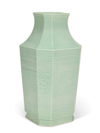 A FINE AND RARE MOULDED CELADON-GLAZED ‘DRAGON AND PHOENIX’ OCTAGONAL VASE - Foto 3