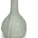 A FINE AND RARE GE-TYPE PENTA-LOBED BOTTLE VASE - photo 3