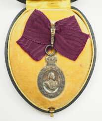 Hannover: Silberne Medaille auf den 81. Geburtstag der Königin Marie von Hannover 1898, für Damen, im Etui.