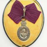 Hannover: Silberne Medaille auf den 81. Geburtstag der Königin Marie von Hannover 1898, für Damen, im Etui. - photo 1