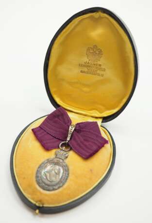 Hannover: Silberne Medaille auf den 81. Geburtstag der Königin Marie von Hannover 1898, für Damen, im Etui. - photo 2