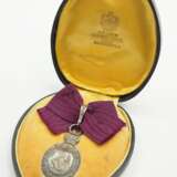 Hannover: Silberne Medaille auf den 81. Geburtstag der Königin Marie von Hannover 1898, für Damen, im Etui. - photo 2