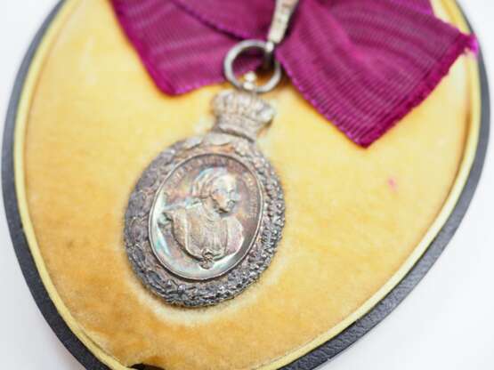 Hannover: Silberne Medaille auf den 81. Geburtstag der Königin Marie von Hannover 1898, für Damen, im Etui. - photo 3