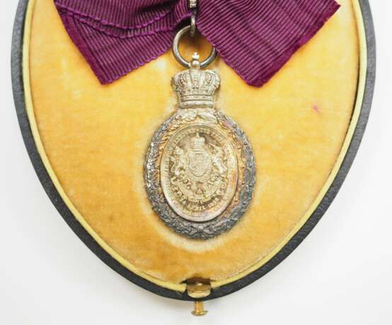 Hannover: Silberne Medaille auf den 81. Geburtstag der Königin Marie von Hannover 1898, für Damen, im Etui. - photo 4
