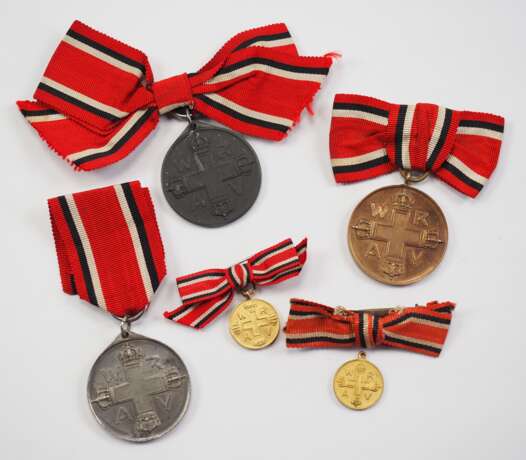 Preussen: Rot Kreuz Medaille, 3. Klasse - 3 Exemplare, mit Miniatur. - фото 1