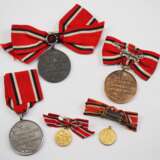 Preussen: Rot Kreuz Medaille, 3. Klasse - 3 Exemplare, mit Miniatur. - photo 2