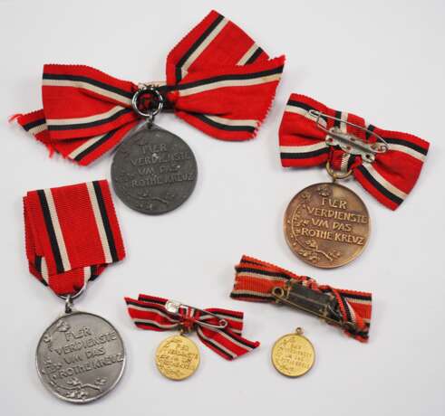 Preussen: Rot Kreuz Medaille, 3. Klasse - 3 Exemplare, mit Miniatur. - фото 2