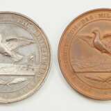 Preussen: Medaille für Verdienste um das Militär-Brieftaubenwesen. 2. Modell, 1. Ausführung, in Silber und Bronze. - фото 2