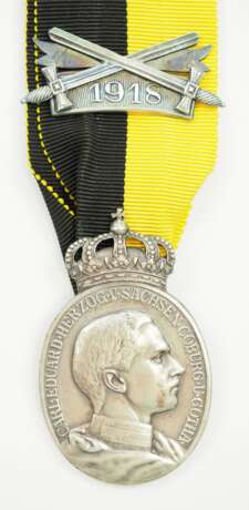Sachsen Coburg Gotha: Ovale silberne Herzog Carl Eduard-Medaille, mit Schwerterspange 1918 und Datumsband 11.3. - photo 1