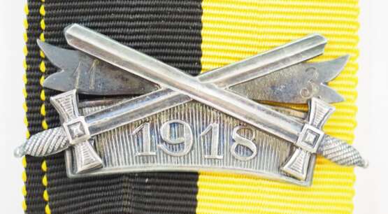 Sachsen Coburg Gotha: Ovale silberne Herzog Carl Eduard-Medaille, mit Schwerterspange 1918 und Datumsband 11.3. - Foto 2