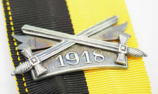 Sachsen Coburg Gotha: Ovale silberne Herzog Carl Eduard-Medaille, mit Schwerterspange 1918 und Datumsband 11.3. - фото 3