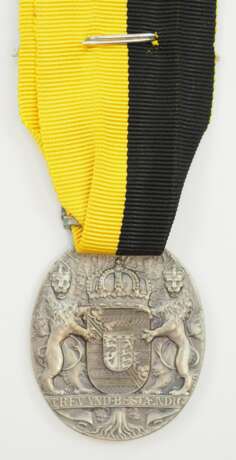 Sachsen Coburg Gotha: Ovale silberne Herzog Carl Eduard-Medaille, mit Schwerterspange 1918 und Datumsband 11.3. - Foto 4