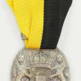 Sachsen Coburg Gotha: Ovale silberne Herzog Carl Eduard-Medaille, mit Schwerterspange 1918 und Datumsband 11.3. - photo 4